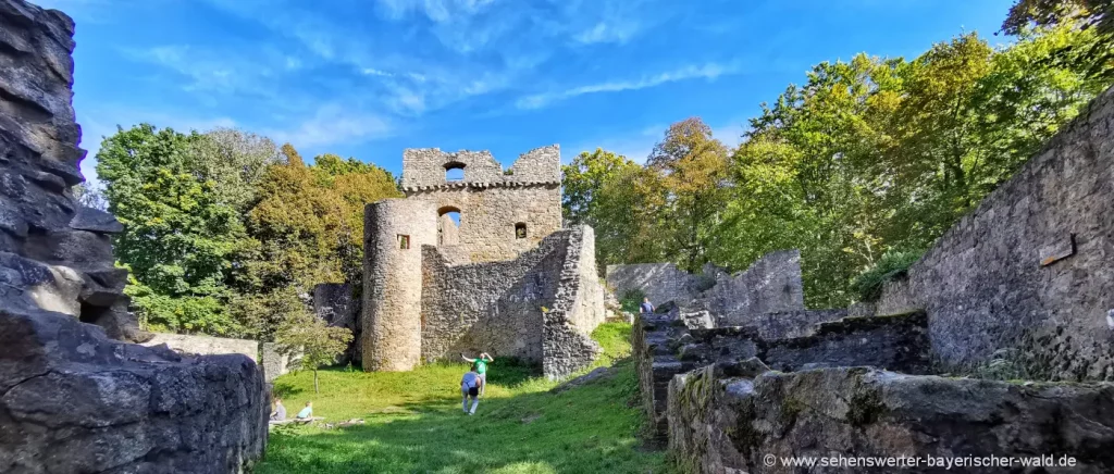 Mauerreste der Kürnburg in Stamsried im Landkreis Cham Sehenswerte Burgruine Kürnburg in Stamsried