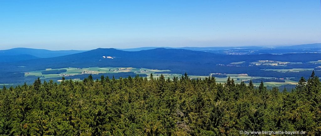 Ausblick zum Kösseine Gipfel und Steinbruch Rundweg im Naturpark Steinwald Aussichtsturm zum Kösseine Gipfel