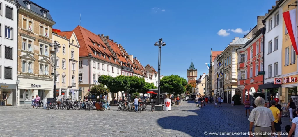 Gäubodenstadt Straubing Stadtplatz mit historischer Häuserfassade