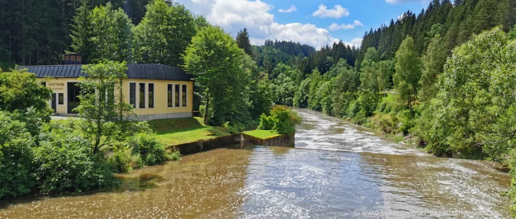 Wasserkraftanlage bei Gumpenried Wandern zur Schnitzmühle