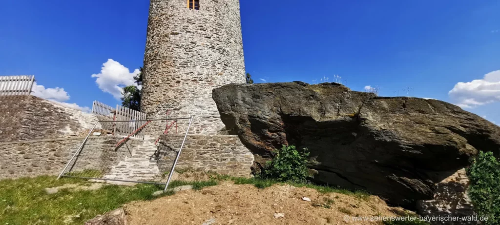 Wanderung zum Drachenfels neben der Burgruine Treffelstein