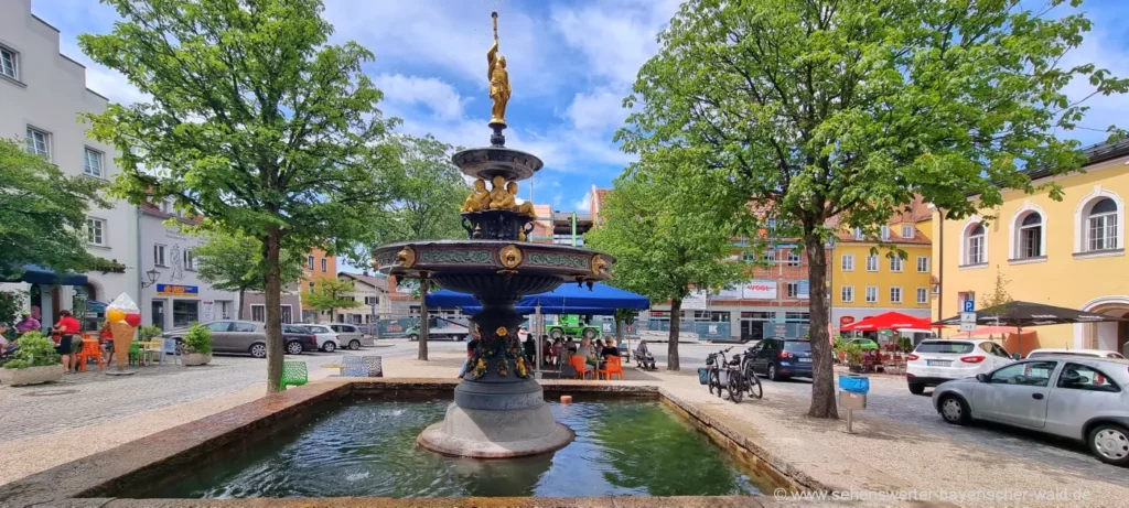 Sehenswerter Stadtplatz in Viechtach mit Marktbrunnen