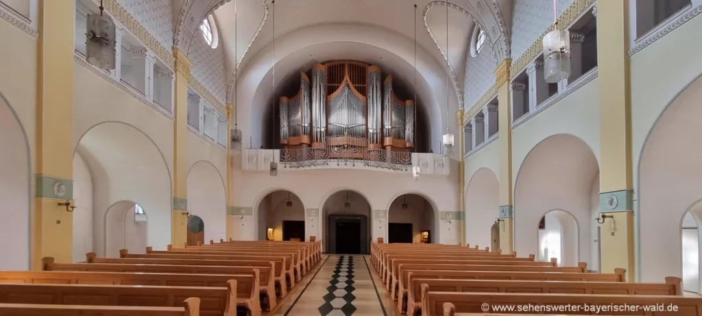 Schweiklberger Abteikirche innen mit Orgel