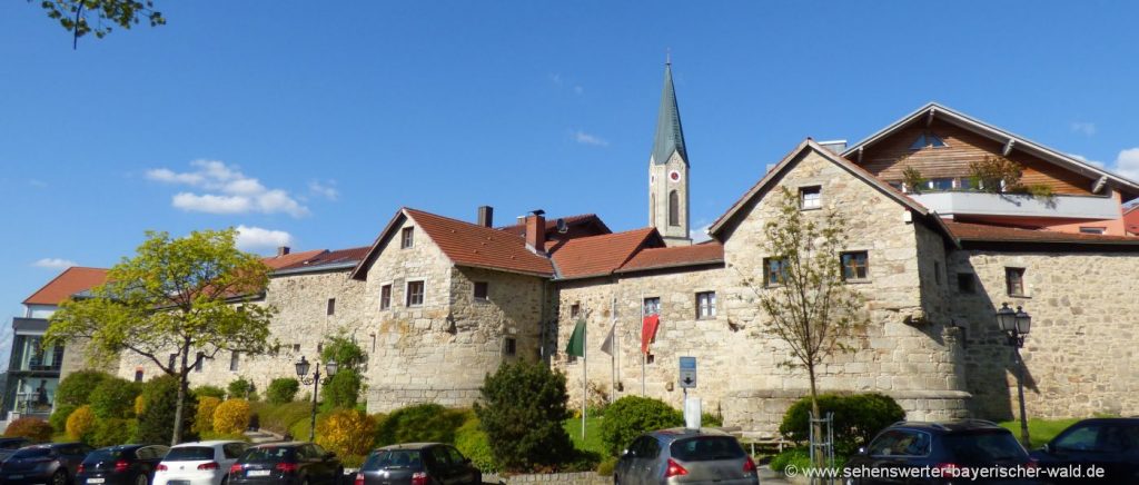 Sehenswürdigkeiten Waldkirchen historische Stadtmauer & Kirchturm