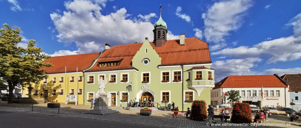 waldmuenchen-sehenswürdigkeiten-marktplatz-rathaus-ausflugsziele