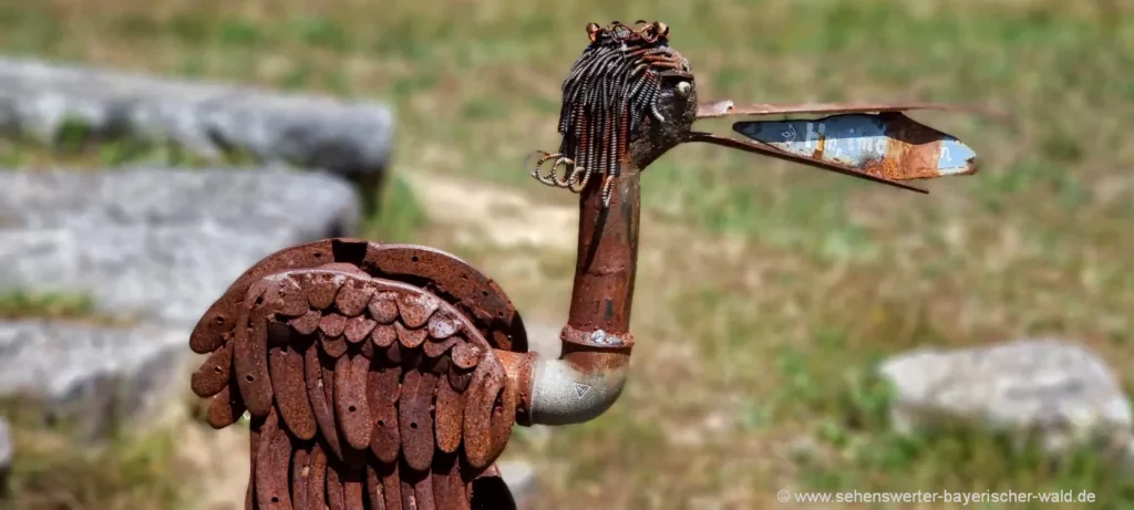 Perlseerundweg Waldmünchen Fischreiher Kunstfigur aus Metall Perlseerundweg Waldmünchen mit Badeplatz, Liegewiese, Tretboote,... Kunstfigur am Seerundweg