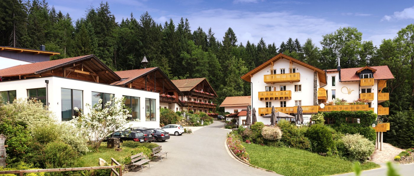 waldschlössl-neukirchen-heilig-blut-familienhotel-wellnesshotel-ansicht