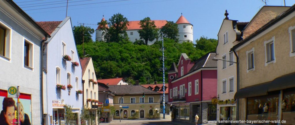 Blick von der Innenstadt hinauf zum Schloss Wörth an der Donau