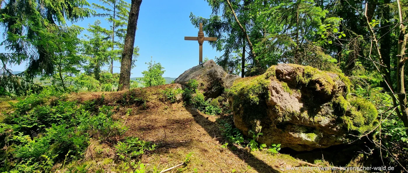 zandt-wanderung-gipfelkreuz-zandter-burgstall-blick