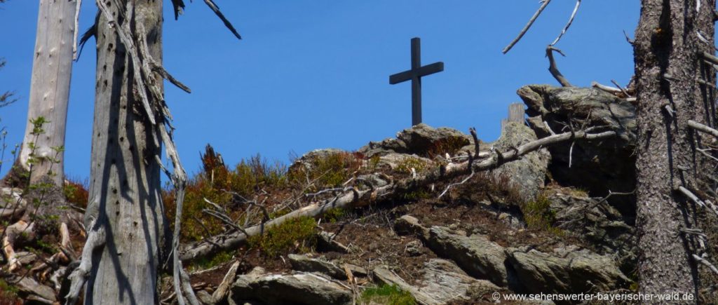 Svaroh Gipfelkreuz auf tschechischer Seite Svaroh Gipfelkreuz in Tschechien Grenzsteig Zwercheck Rundtour