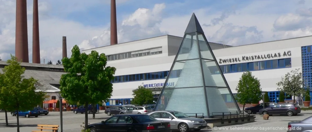 Kristallglas-Pyramide mit acht Meter der Zwiesel Kristallglas Stadtrundgang Zwiesel zum Wahrzeichen Kristallglas-Pyramide